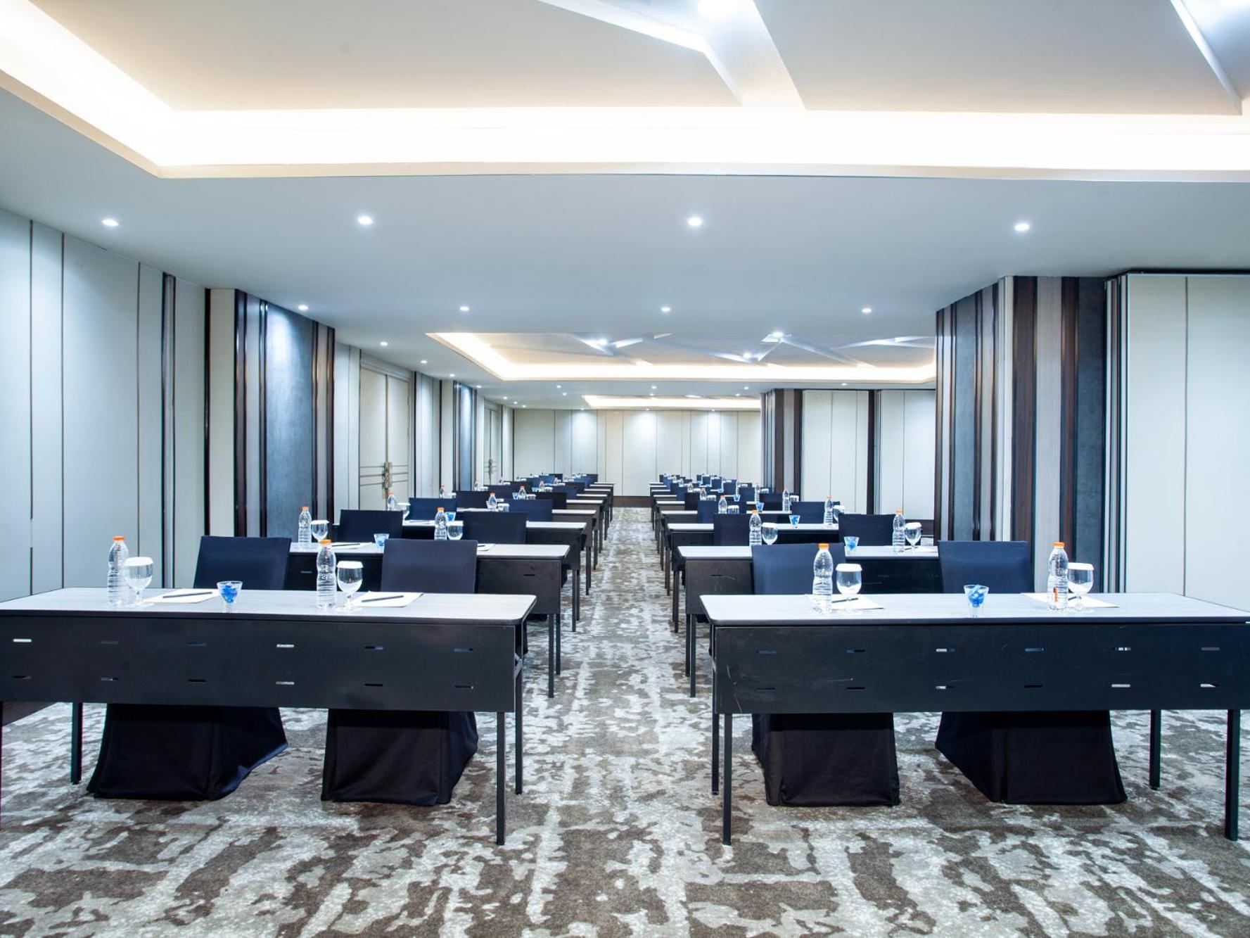 Platinum Hotel Tunjungan Surabaya Esterno foto